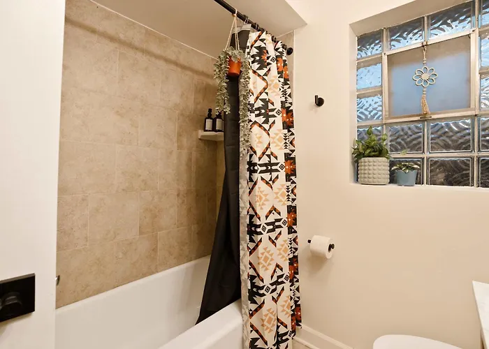 Cozy Retreat Near Chicago & Parks