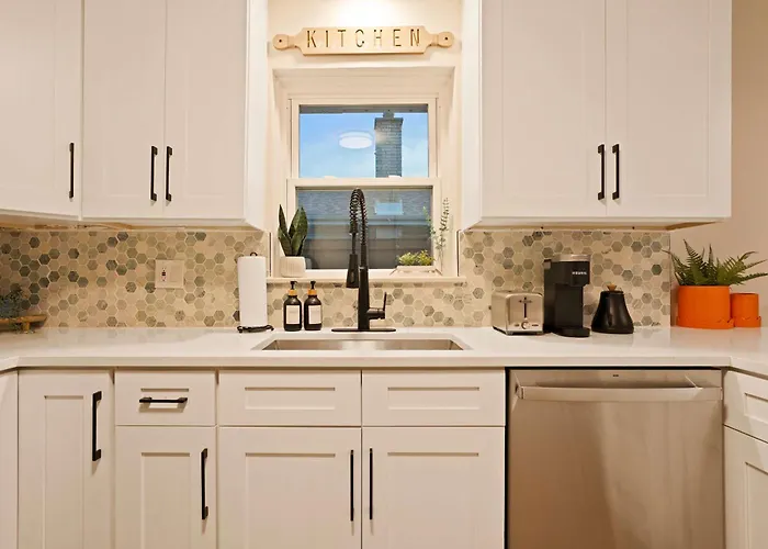 Cozy Retreat Near Chicago & Parks *
