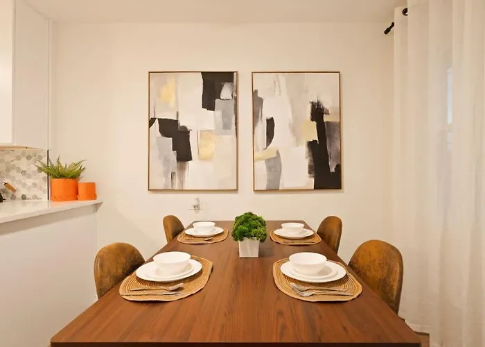 Cozy Retreat Near Chicago & Parks *